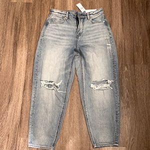 American Eagle relaxed mom jean. Size 2 xshort